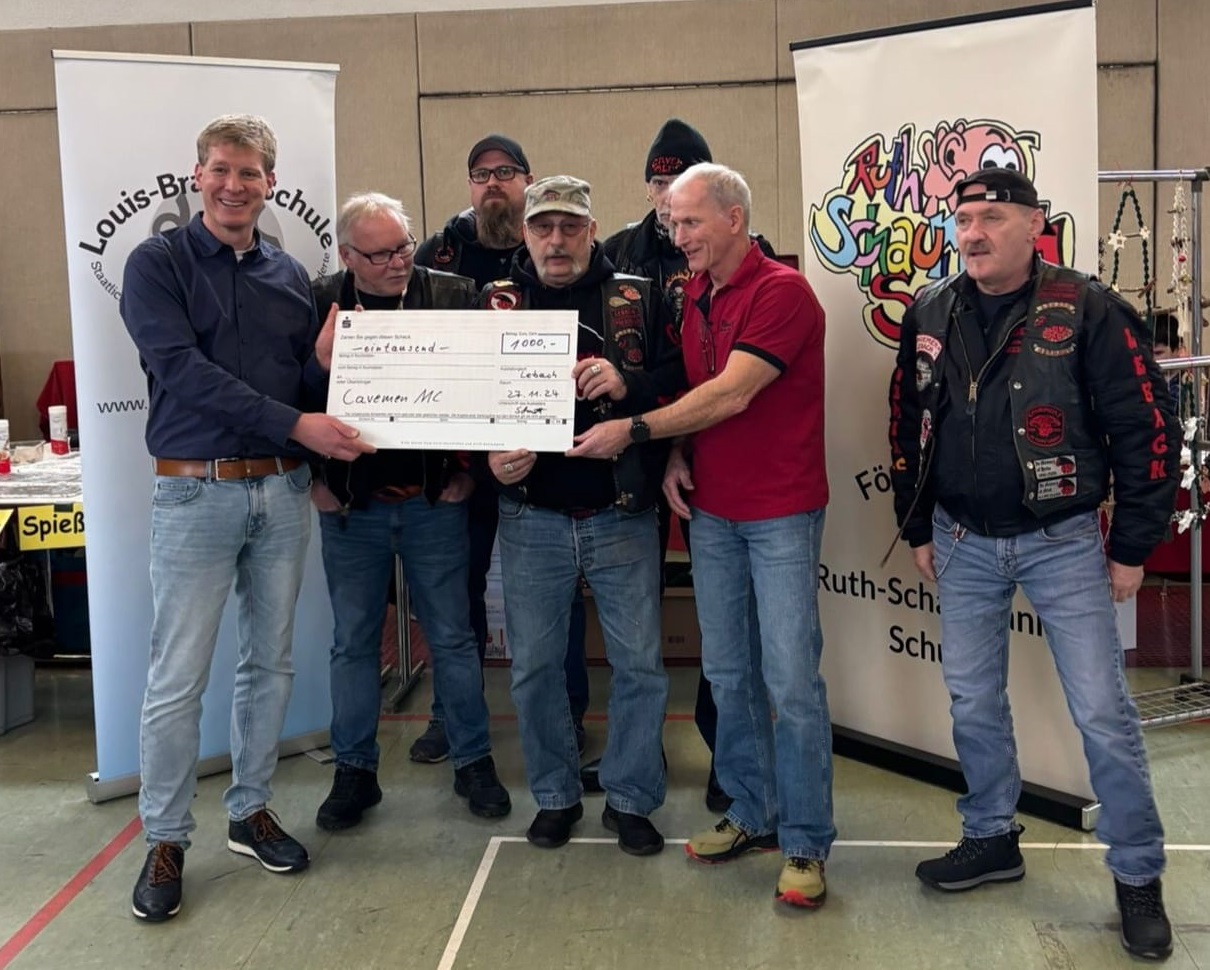 Spenden%C3%BCbergabe%20Cavemen%20MC%20Lebach%20Gruppenfoto